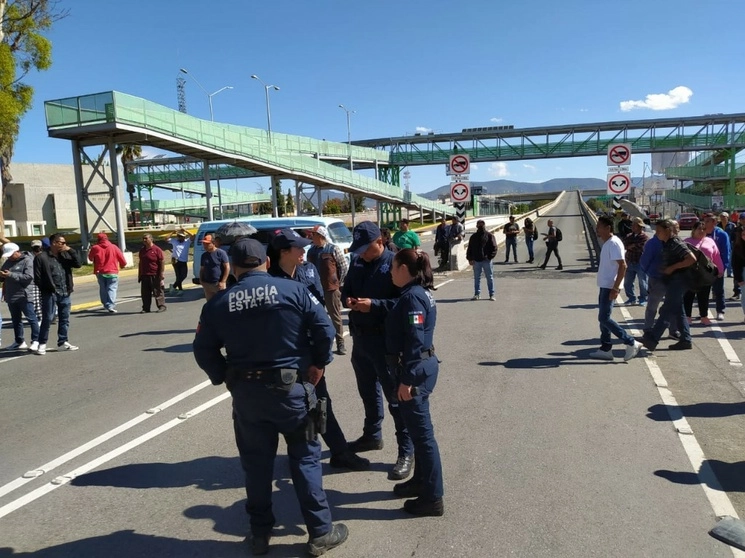 Comerciantes bloquean  la entrada a Pachuca tras hallar vivero de magueyes donde colocaban sus puestos. Foto Ricardo Montoya