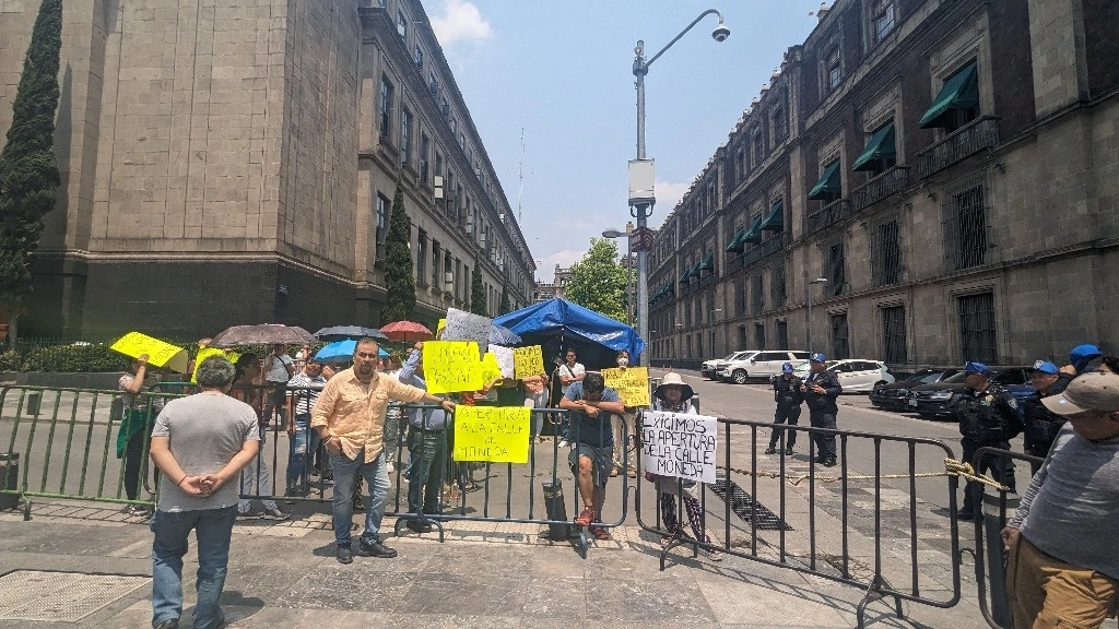 Los comerciantes afectados piden que sea reabierta la libre circulación en Moneda: el cierre de la vialidad está asfixiando a nuestros negocios. Imagen Arturo Sánchez