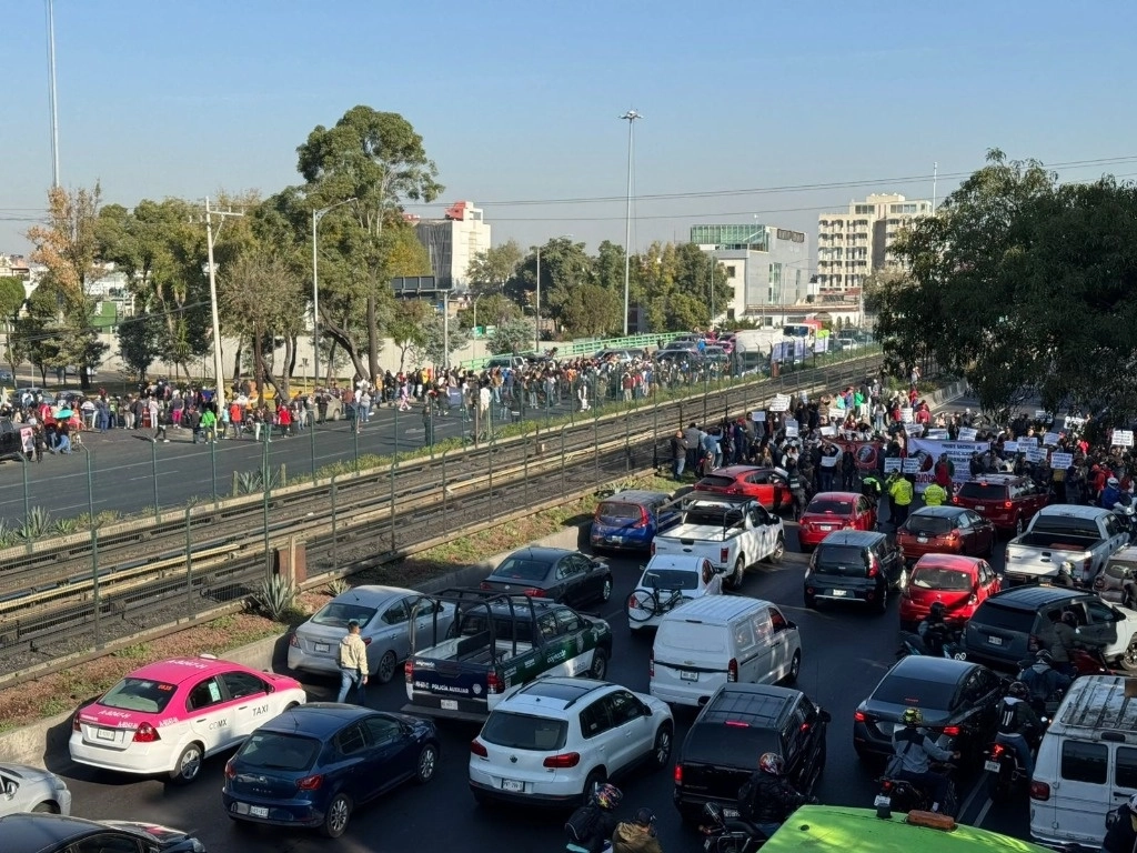 Caos vial al sur de la CDMX, luego que vendedores de la alcaldía Benito Juárez bloquean ambos sentidos de la calzada de Tlalpan y Circuito Interior, para exigir se les regresen sus espacios para trabajar, en la Ciudad de México, el 4 de diciembre de 2024. Foto Alfredo Domínguez