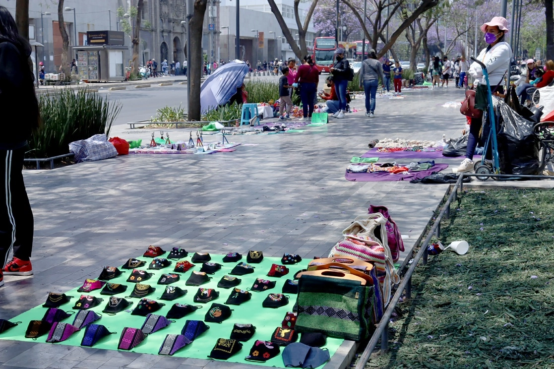 En total son siete organizaciones las que se disputan los espacios para vender en las inmediaciones de la Alameda Central. Foto María Luisa Severiano / Archivo