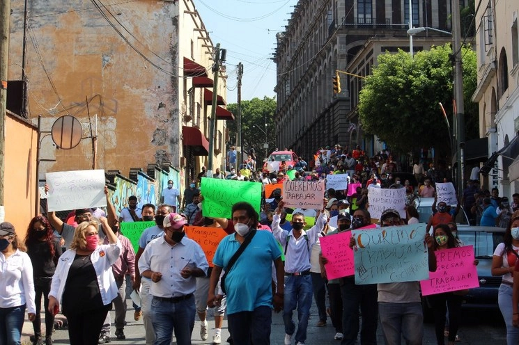Los más de mil comerciantes bloquearon bloquearon la calle Matamoros, ubicada atrás del Palacio de Gobierno estatal y después se dirigieron al ayuntamiento. Foto Rubicela Morelos
