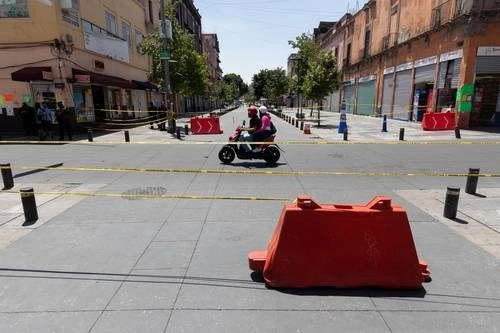 Aspecto de la calle Corregidora, captada ayer domingo, la cual aún muestra restricciones. Esta vía es una de las que se volverán peatonales a partir de julio. Foto Pablo Ramos