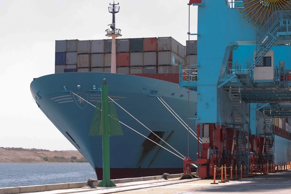 Barco con contenedores arriba al puerto de Lázaro Cárdenas, Michoacán. Foto 