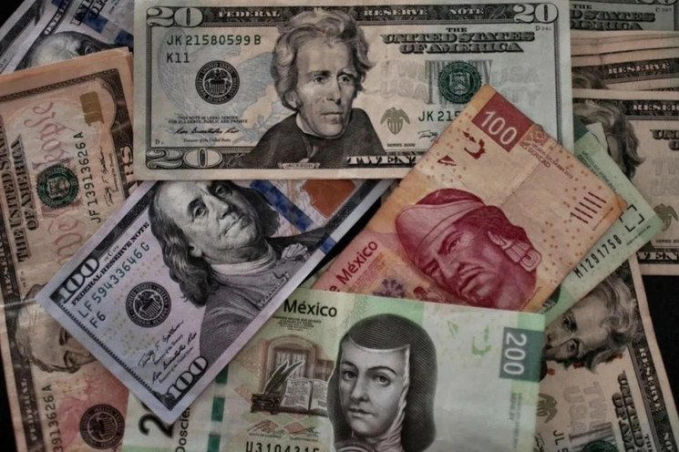 Pesos mexicanos y dolares estadunidenses. Foto Afp / Archivo