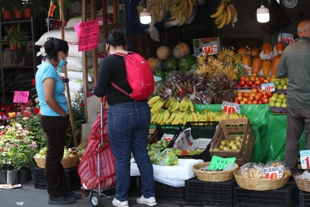 Vendimia de frutas en el mercado de Jamaica, en la alcaldía Venustiano Carranza, Ciudad de México, el 6 de septiembre de 2021. Foto María Luisa Severiano
