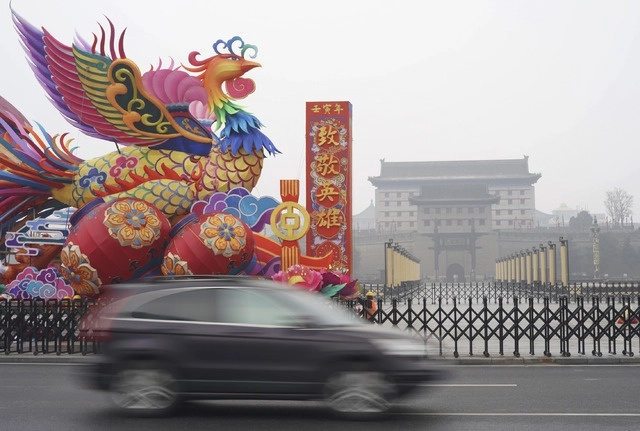 Un vehículo transita por calles de Xi'an, capital de la provincia de Shaanxi, en el noroeste de China. Foto Xinhua