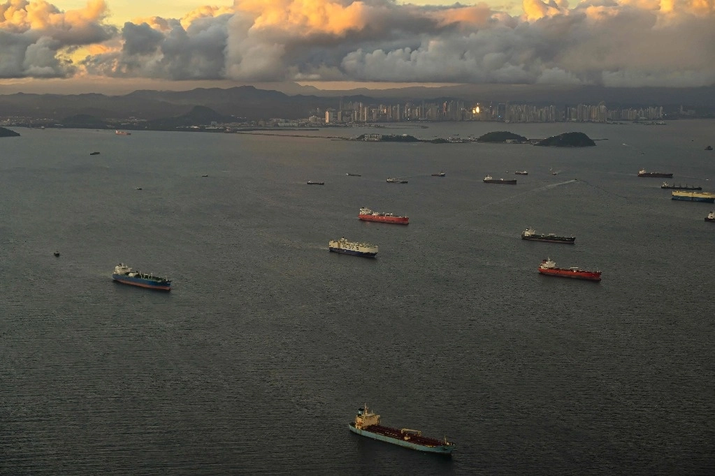 Buques de carga transitan por el Canal de Panamá, el 28 de junio de 2024. Foto Afp