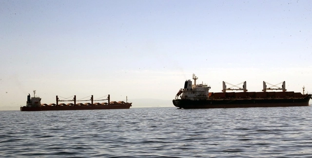 El comercio mundial disminuyó 1.3% entre noviembre y diciembre de 2023 por los ataques a buques mercantiles. Foto Xinhua