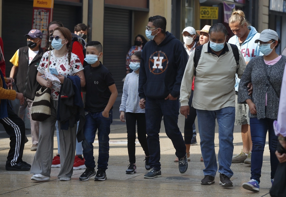 A pesar de que el semáforo epidemiológico en la CDMX está en amarillo, muchas personas acuden de compras al centro. Foto Cristina Rodríguez/Archivo