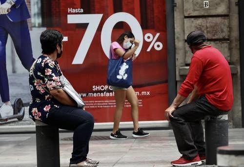 Pese a las atractivas ofertas, la recuperación va muy lenta, señalan empleados y encargados de negocios. Foto Luis Castillo