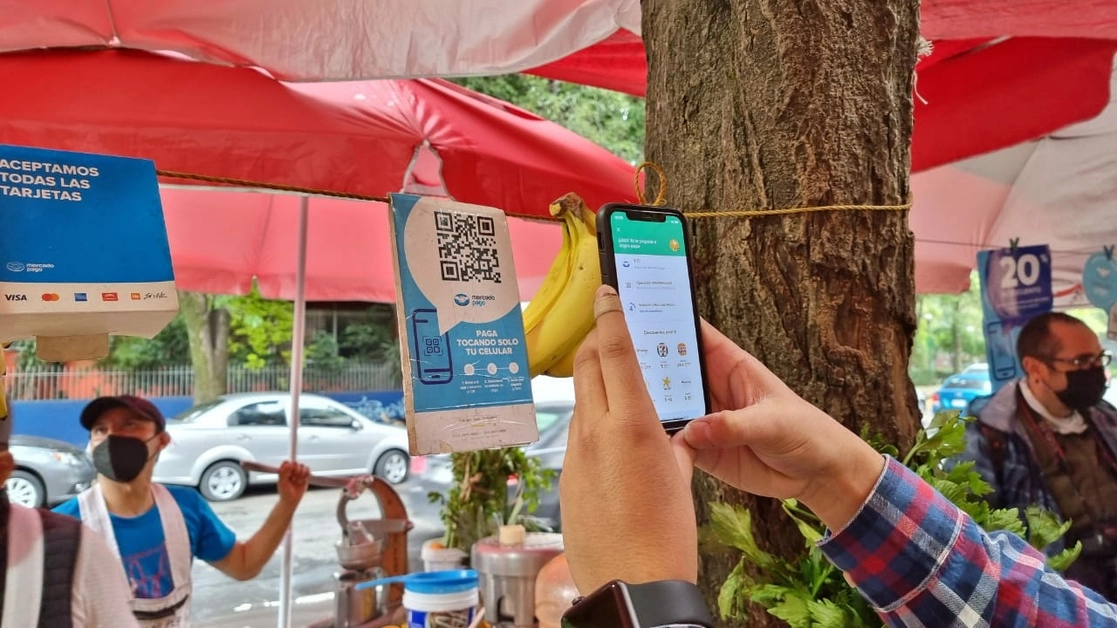 Por temor o falta de confianza, los pequeños comercios aún se resisten a utilizar los medios de pago digitales, indicó MercadoPago, una de las plataformas de MercadoLibre, el 8 de julio de 2021. Foto Julio Gutiérrez
