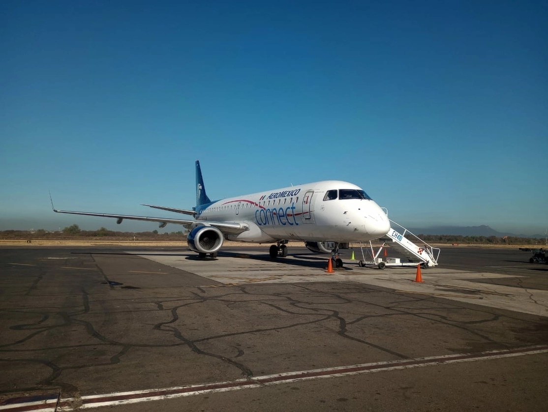 Una aeronave de Aeroméxico en el aeropuerto de Culiacán. Foto tomada de redes sociales