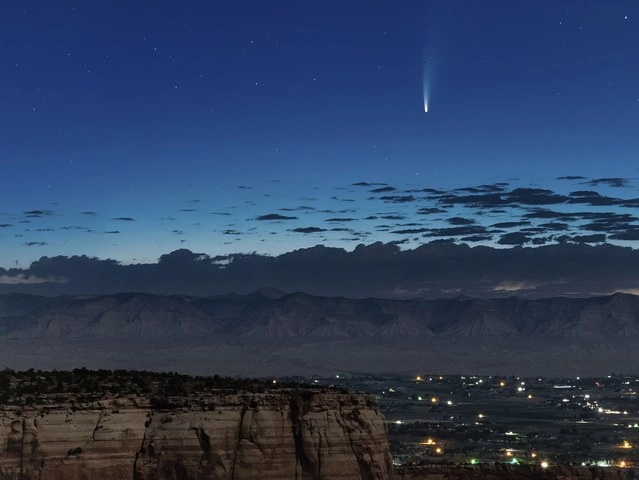 El cometa Neowise se eleva en el horizonte durante la madrugada en Colorado. Foto Ap