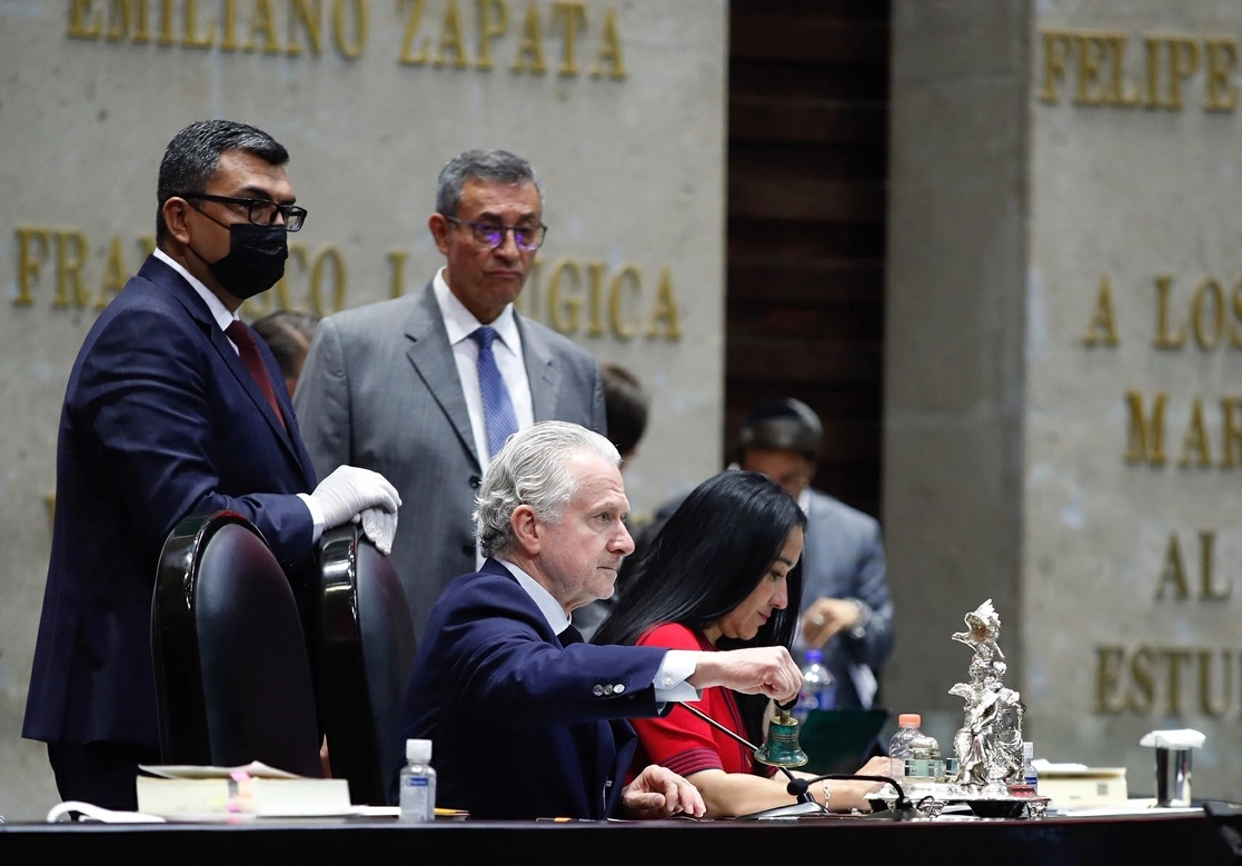 Santiago Creel estuvo ayer sujeto durante dos horas a una reprimenda por los errores que reconoció haber cometido al ocultar que negoció la presencia de militares armados en el recinto legislativo, pero descartó renunciar a la presidencia de la mesa directiva de San Lázaro. Foto Cristina Rodríguez