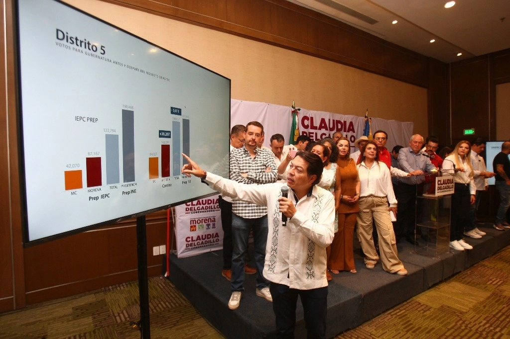 Mario Delgado y Claudia Delgadillo dan a conocer que siguen las irregularidades en el conteo de los votos para la gubernatura en Jalisco y piden que el INE atraiga el conteo. Foto: Arturo Campos Cedillo
