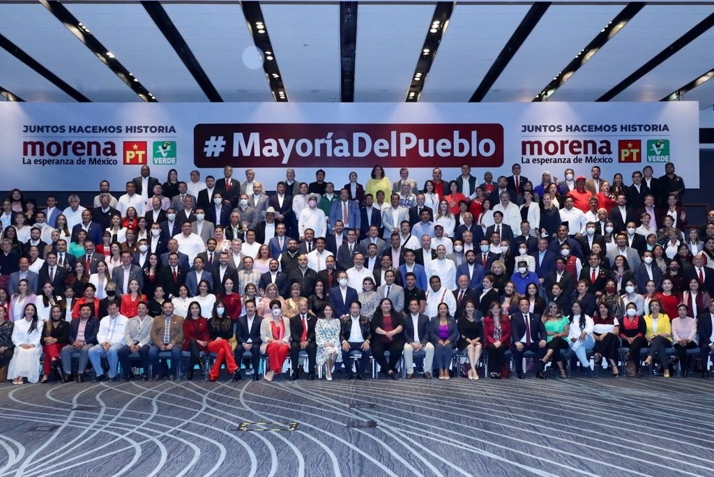 Diputados electos de la coalición Juntos Haremos Historia durante una conferencia, en la que estuvieron presentes los dirigentes nacionales de Morena, PT y PVEM, el 17 de junio de 2021. Foto Roberto García Ortiz