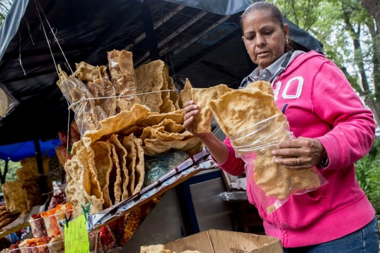 Los mexicanos han aumentado el consumo de refrescos y comidas ricas en grasas y fritas, lo que eleva la inflamación sistémica del cuerpo, y ello afecta la capacidad del organismo para defenderse de enfermedades infecciosas como el Covid-19. Foto Cuartoscuro / archivo