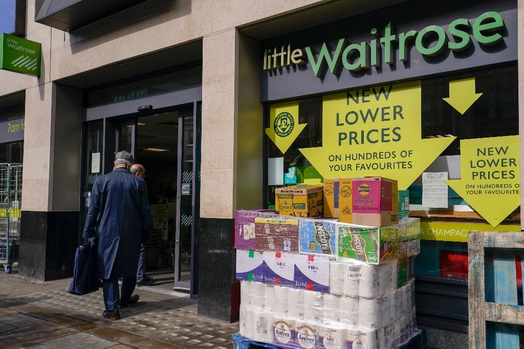 Productos apilados frente a un supermercado en Londres. Foto Ap