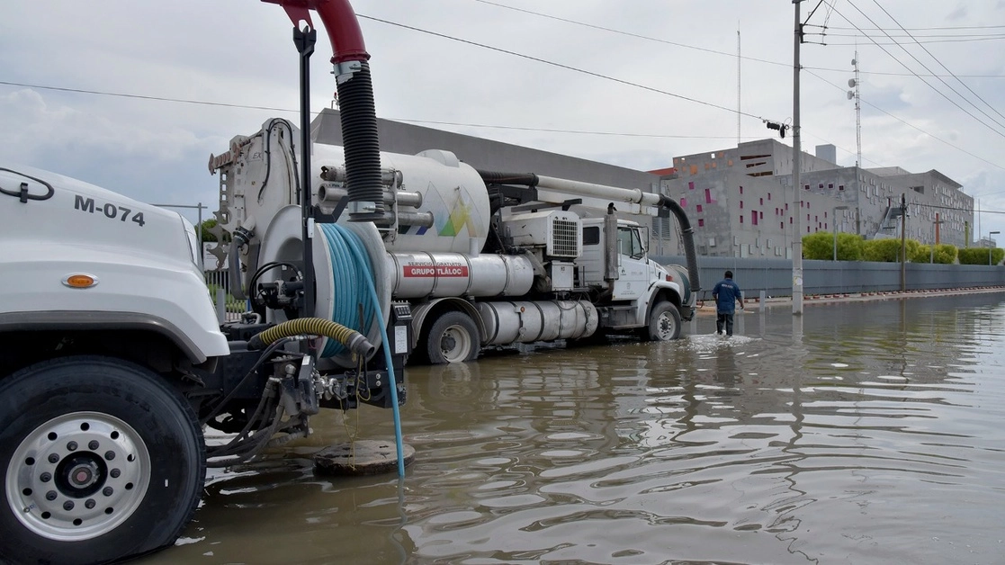 Trabajando para sacar el agua anegado. Foto 'La Jornada'