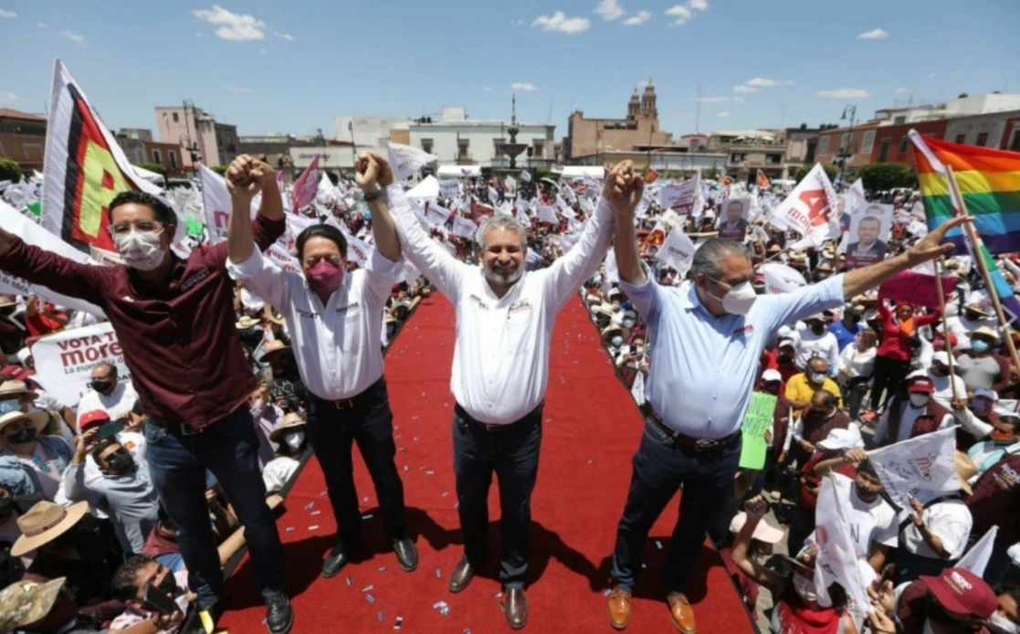 El aspirante a la gubernatura de Michoacán, Alfredo Ramírez (al centro), inició su campaña en plaza Valladolid, en la capital del estado, acompañado de Iván Pérez Negrón, candidato de Morena a la alcaldía de Morelia; Mario Delgado, presidente nacional del partido, y Raúl Morón, dirigente estatal morenista. Foto 'La Jornada'