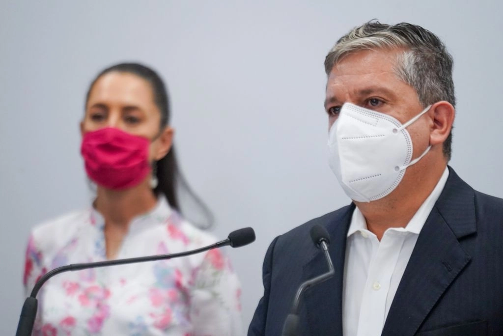 En conferencia de prensa conjunta, con la jefa de Gobierno, Claudia Sheinbaum, el titular de la Autoridad Educativa Federal, Luis Humberto Fernández, aseguró que el retorno a las escuelas será de manera voluntaria y paulatina, el 19 de mayo de 2021. Foto cortesía del Gobierno de la CDMX