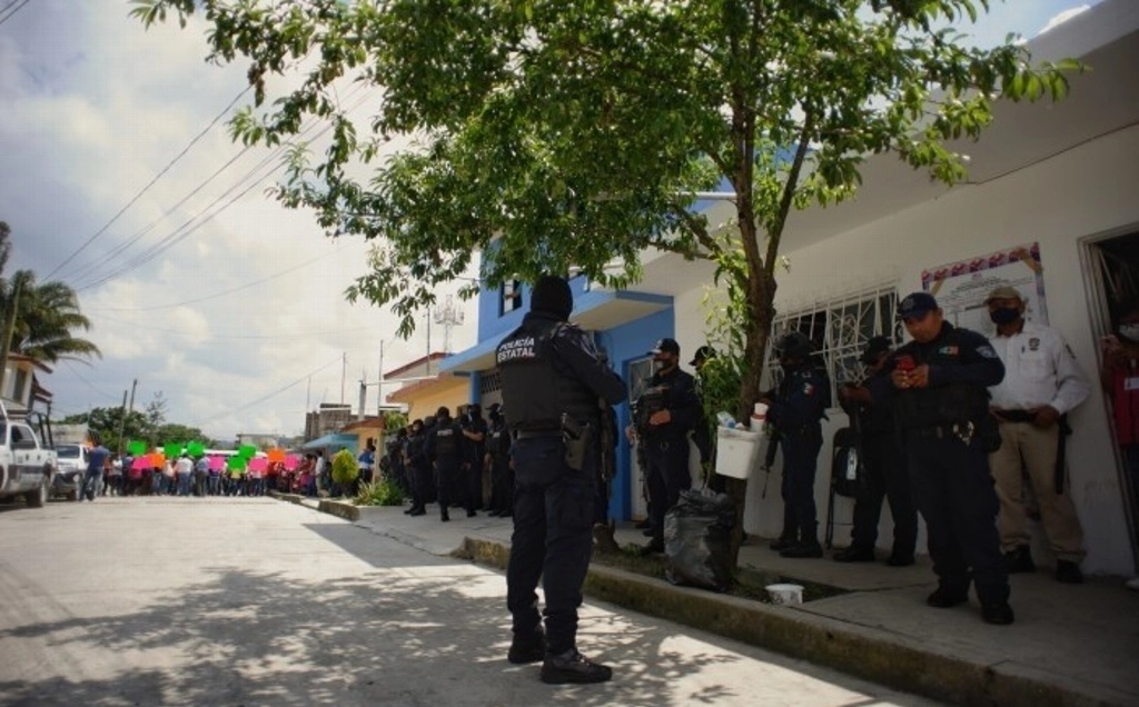 Policías municipales de Coacoatzintla, Veracruz, vigilan las oficinas del Organismo Público Local Electoral, ante las protestas de votantes que exigen se respete el resultado de la jornada comicial del 6 de junio. Foto Sergio Hernández Vega