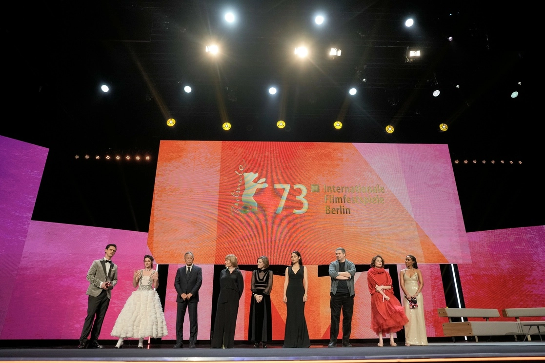 Los miembros del jurado son presentados al público durante la inauguración. Foto Ap