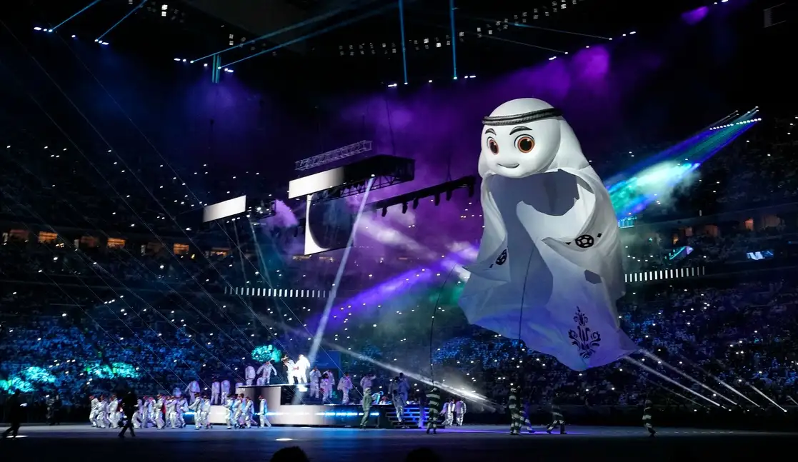 En la ceremonia de inauguración de la Copa del Mundo de Qatar fue desplegado un enorme turbante, símbolo de la competencia, al que acompañaron las mascotas de las justas planetarias de futbol que antecedieron. Hoy se enfrentan Inglaterra-Irán, Holanda-Senegal y Estados Unidos-Gales. Sobre la selección mexicana, el sentir es que en el partido contra Polonia se juega su boleto a la siguiente ronda. Foto Ap