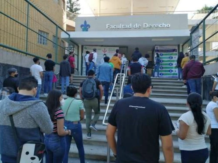  Con cubrebocas, careta y gel antibacterial, 44 mil estudiantes se presentaron en los cinco campus de la Universidad Veracruzana (UV): Coatzacoalcos-Minatitlán, Veracruz-Boca del Río, Poza Rica-Tuxpan, Orizaba-Córdoba y Xalapa, para presentar el examen de admisión a esa casa de estudios. Foto Sergio Hernández Vega