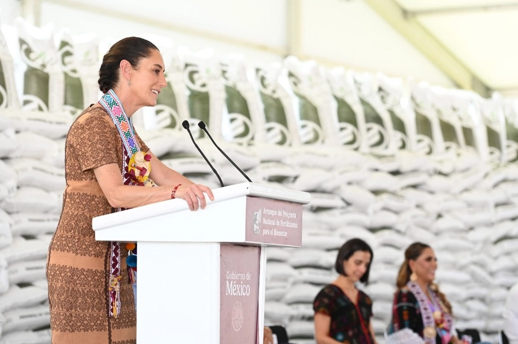 En San Luis Acatlán, Claudia Sheinbaum anunció el programa integral Cosechando Soberanía, que consistirá en créditos con bajas tasas de interés. Foto Presidencia 