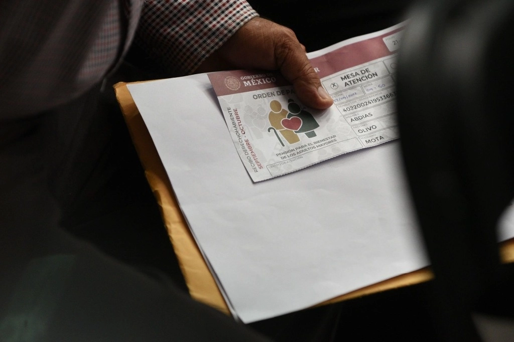 Con la tarjeta los derechohabientes y beneficiarios pueden realizar compras en establecimientos o puntos de venta con terminal bancaria, así como retirar en ventanillas y cajeros de sucursales del Banco del Bienestar. Foto Cuartoscuro / archivo 