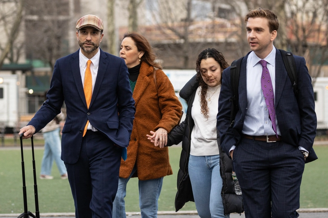 César de Castro, abogado del ex secretario de Seguridad Genaro García Luna, y la esposa del ex funcionario mexicano, a su llegada a la Corte, ayer en Brooklyn, EU. Foto Afp 