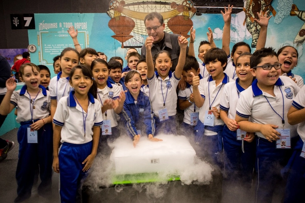 En imagen, niños en el taller Máquinas de vapor en la Feria Internacional del Libro de Guadalajara 2015. Foto Arturo Campos Cedillo
