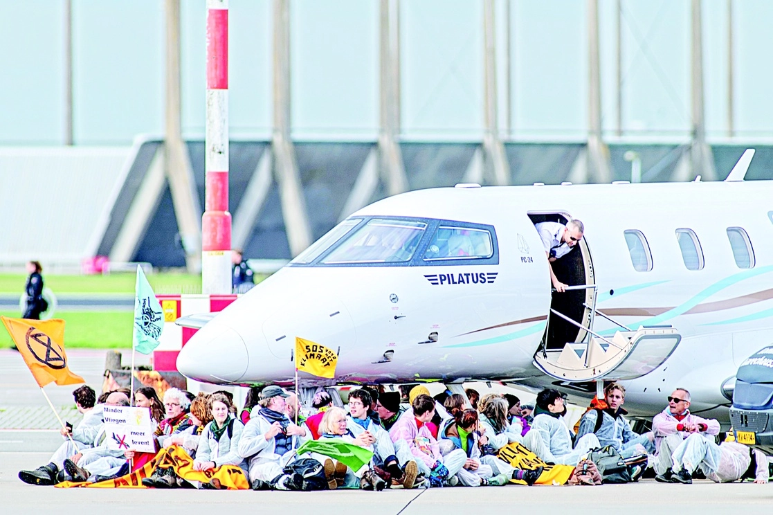 Protesta de Greenpeace y Extinction Rebellion para exigir que un aeropuerto privado de Ámsterdam reduzca sus emisiones. Foto Europa Press 
