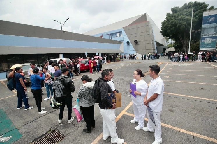 Aspecto del proceso para gestionar la basificación del personal del sector salud capitalino al IMSS-Bienestar, en el Centro Cultural Ollin Yoliztli, ubicado en la colonia Isidro Fabela. Foto Luis Castillo