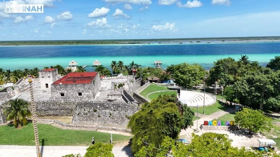 Aspectos del Fuerte de San Felipe en Bacalar, Quintana Roo. Foto @TrenMayaMX