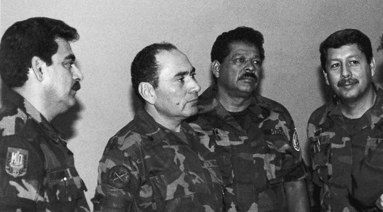 Orlando Montano, tercero desde la izquierda, en una imagen de julio de 1989, junto a otros altos cargos del Ejército salvadoreño. Foto Ap