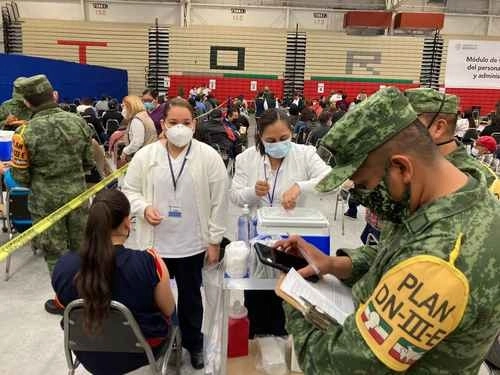 Elementos de la Secretaría de la Defensa Nacional vigilaron ayer el proceso de inoculación de maestros de los sistemas educativos público y privado en el Polyfórum La Fe, en Nuevo Laredo, Tamaulipas. El periodo de vacunación será del 20 al 26 de abril. Foto Carlos Figueroa