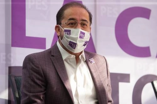 Hugo Éric Flores aún no da cuentas del primer PES y ya tiene que hacer un segundo finiquito. Foto Pablo Ramos