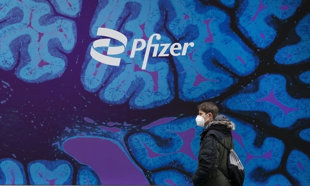 La farmacéutica Pfizer informó que ayer empezaron a llegar a México los primeros cargamentos de su vacuna actualizada contra el virus del SARS-CoV-2, causante del covid-19. Foto Ap

