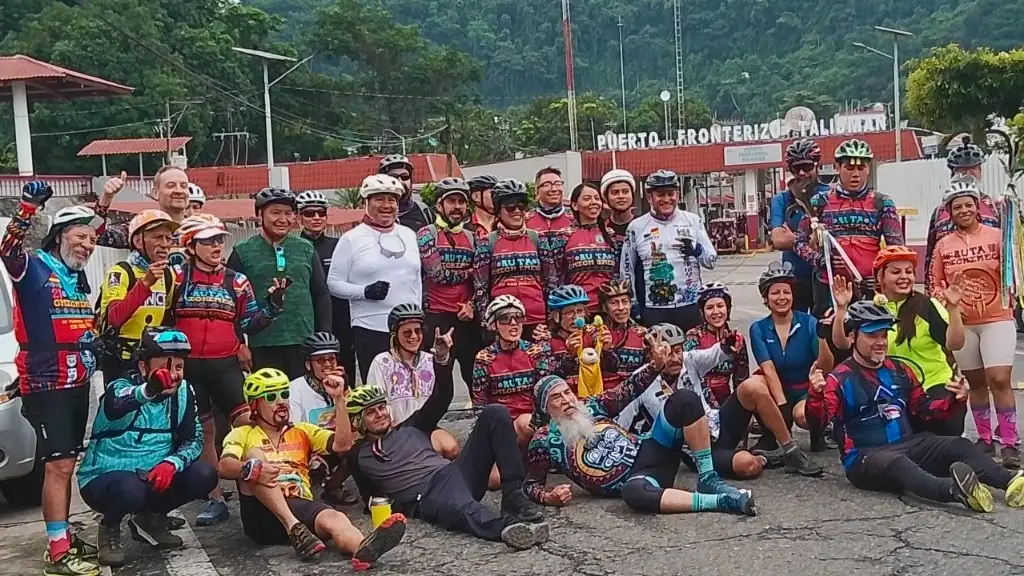 Participantes de la "Rodada Chihimeca 2024", al sur del país, donde iniciará el recorrido. Foto Edgar H. Clemente   