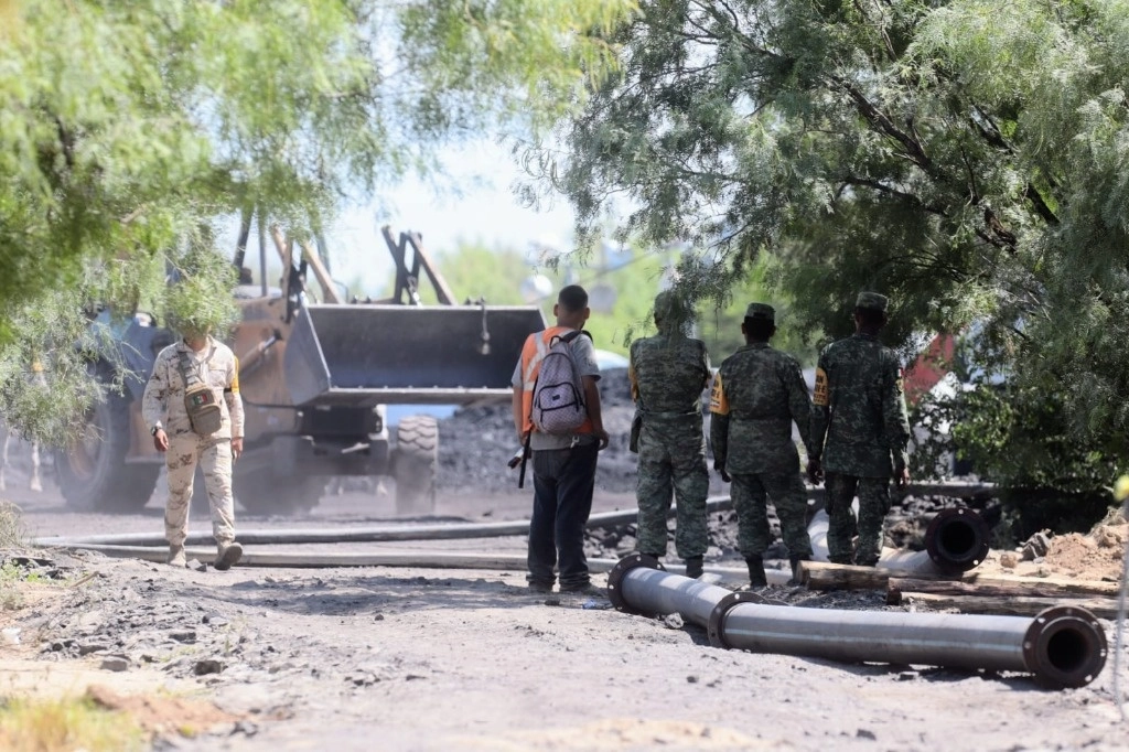 Integrantes del Ejército supervisan los trabajos de excavación y explosiones controladas para recuperar los restos de los mineros sepultados en la carbonera El Pinabete, ubicada en el municipio de Sabinas, Coahuila, desde agosto de 2022. Foto Miguel Osorio / Zócalo Saltillo 
