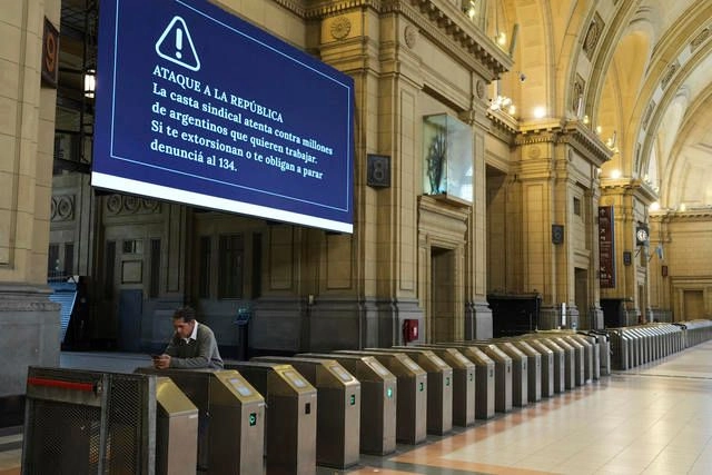 Los servicios de transporte, bancos y escuelas en Argentina pararon actividades para protestar contra el gobierno de Javier Milei. Foto 