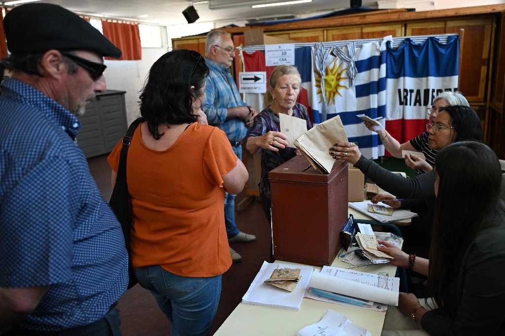 Una mujer emite su voto durante las elecciones presidenciales y legislativas en Canelones, Uruguay, el 27 de octubre de 2024. Foto Afp