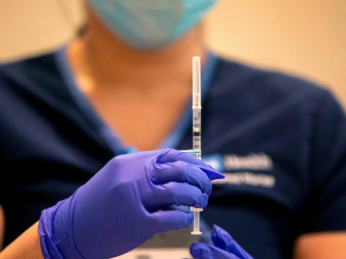 Las autoridades de salud estadunidenses empezaron hoy a vacunar a los residentes de los asilos de ancianos contra el coronavirus. Foto Afp 