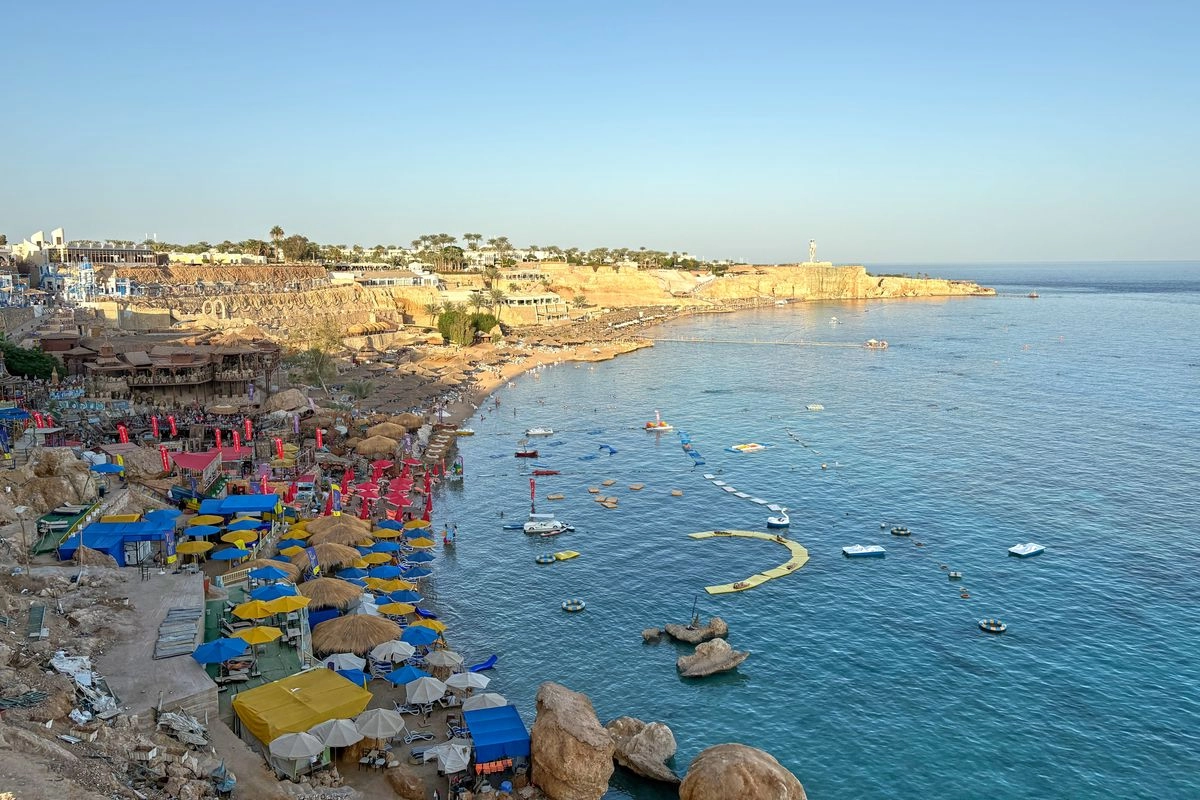 Turistas visitan la ciudad egipcia de Sharm el-Sheikh, a orillas del Mar Rojo, donde funcionarios israelíes y de Hamas mantendrán conversaciones indirectas, el lunes 6 de octubre de 2025. Foto