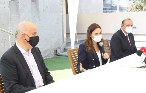 La candidata de la coalición Juntos Haremos Historia a la gubernatura de NL, Clara Luz Flores, presentó ayer un comité médico permanente conformado por doctores, quienes trabajarán con ella durante su campaña para vigilar protocolos sanitarios en eventos a los que acuda. Foto La Jornada