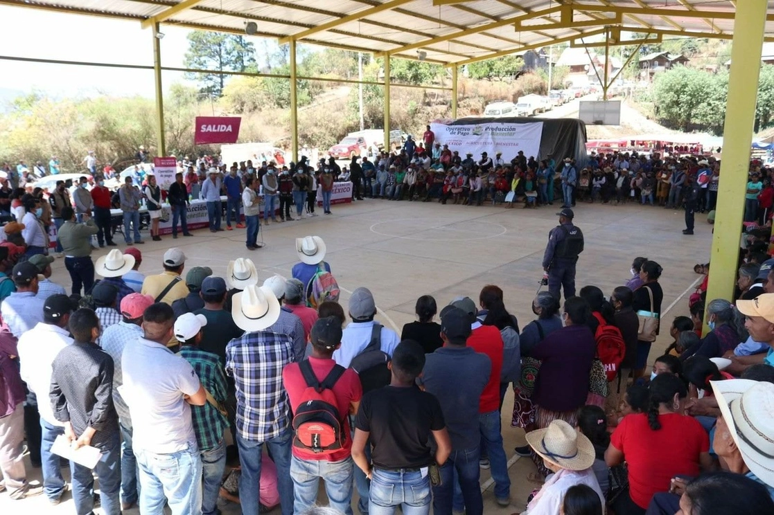 Pago a campesinos beneficiarios del programa Producción para el Bienestar en el poblado El Capulín, en el estado de Guerrero. Foto tomada de facebook.com/Ivanhernandezdi/