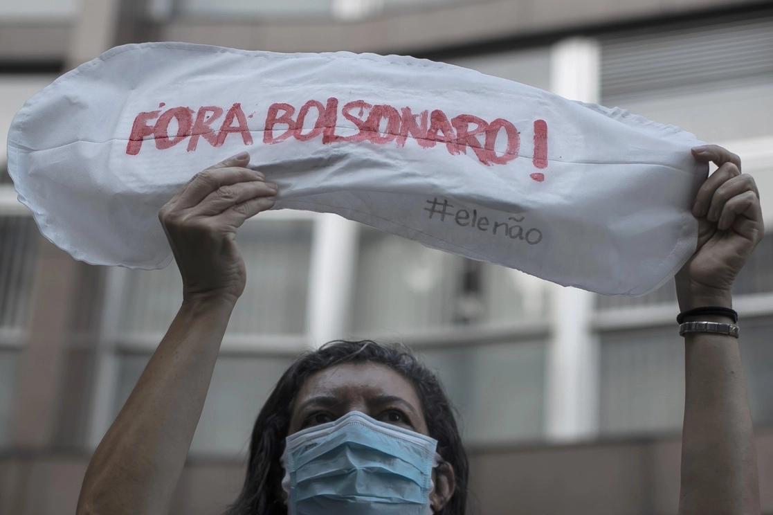 Los once delitos de los que la comisión acusará son: crimen de epidemia con resultado de muerte; violación de medidas preventivas sanitarias; uso ilegal de fondos públicos; incitación al crimen. Foto Ap