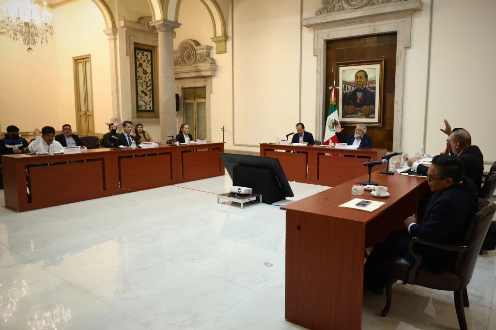 El encuentro, realizado en el Salón Juárez de la Secretaría de Gobernación, fue encabezado por el subsecretario de Derechos Humanos, Población y Migración de la Secretaría de Gobernación, Alejandro Encinas Rodríguez, acompañado por el secretario técnico de dicha comisión, titular de la Unidad de Apoyo al Sistema de Justicia (UASJ), Crescencio Jiménez Núñez. Imagen tomada de https://twitter.com/A_Encinas_R